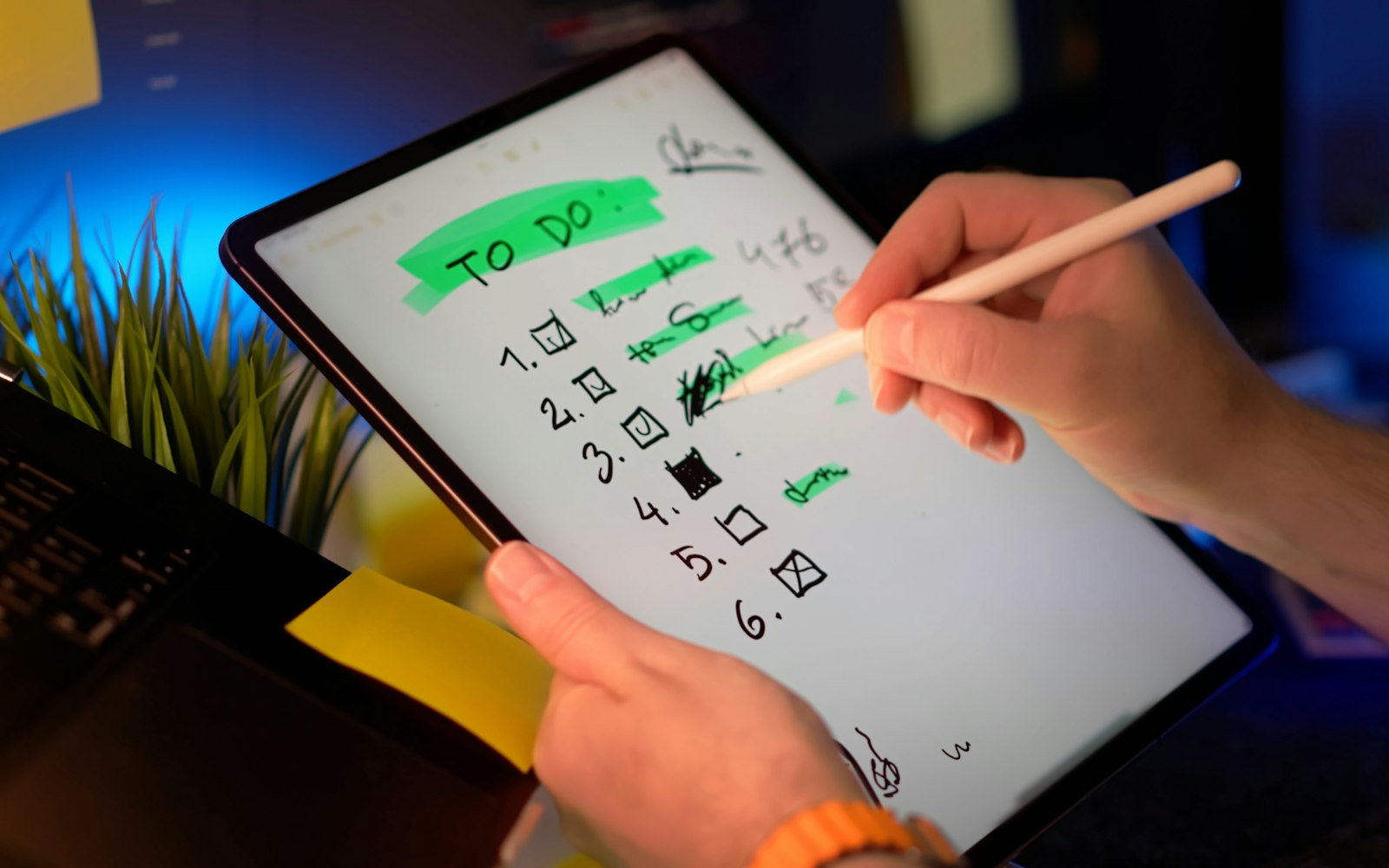 Persona che spunta le voci di una checklist su un tablet con il pennino