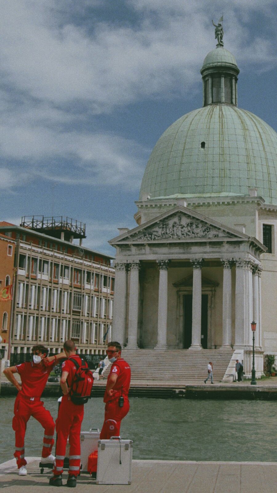 Volontari soccorritori di un'associazione di volontariato durante un servizio di emergenza 118
